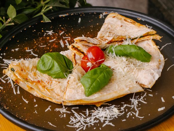 Омлет в лаваше с сыром и помидором