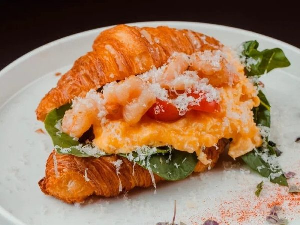 Скрембл с креветками и круассаном