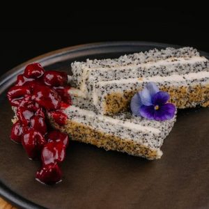 Маковый торт с вишней