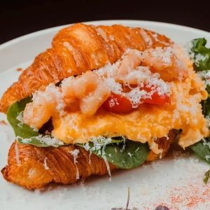 Скрембл с креветками и круассаном