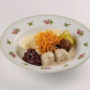 Шведские фрикадельки с брусничным соусом