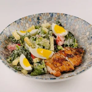 Салат с цыпленком и копченым сулугуни