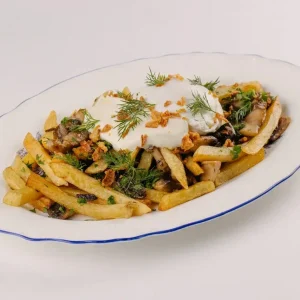 Жареный картофель с грибами и яйцом пашот