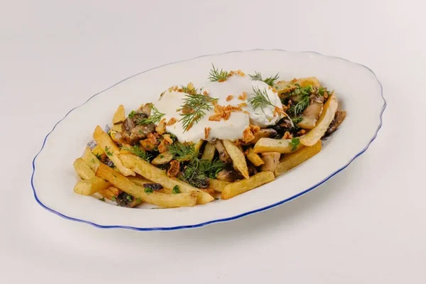 Жареный картофель с грибами и яйцом пашот