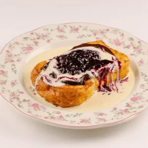 Гренка с шоколадным сыром, английским кремом и смородиной