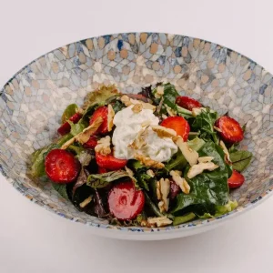 Салат с клубникой и страчателлой