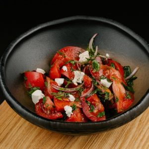 Розовые томаты с греческим сыром и кубанской зеленью