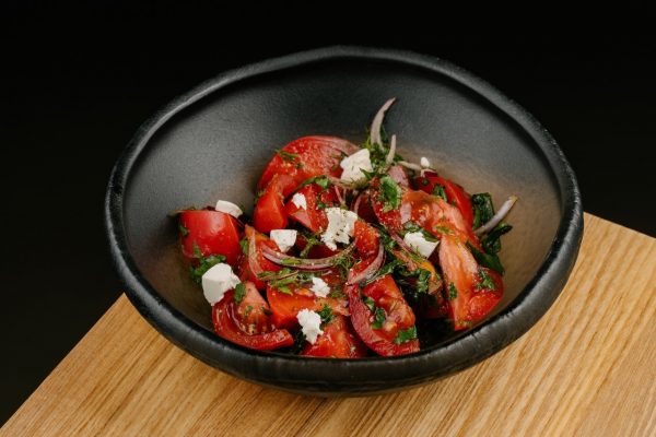 Розовые томаты с греческим сыром и кубанской зеленью