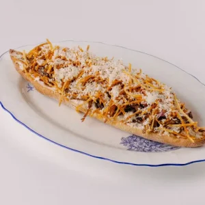 Брускетта с рваной говядиной и трюфельным кремом