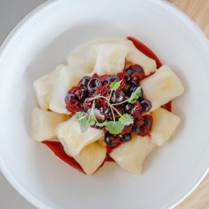 Творожные ньокки с ягодным компоте