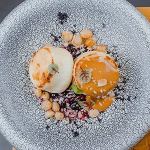 Сырники с ягодным компоте и вареной сгущенкой