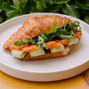 Круассан с лососем